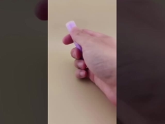 Фиолетовая небольшая упаковка бальзама для губ с прозрачной ребровой крышкой для помады