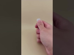 Голубая упаковка с мелким бальзамом для губ с прозрачной ребристой крышкой для помады