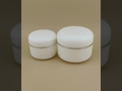 Круглогранная белая пластиковая кружка с серебристым краем для женского лосьона