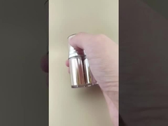 Двухцветный безвоздушный флакон-помпа золотистого и серебристого цвета с внешней оболочкой для косметических средств и средств по уходу за кожей