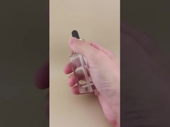 Нежная, прозрачная, гладкая, маленькая квадратная бутылочка с пипеткой для лосьона