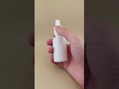 Нежный дизайн белой гладкой круглой бутылочки с пипеткой для ухода за кожей