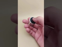 Серебряный алюминиево-пластиковый круглый гладкий колпак с черной кнопкой для бутылок для ухода за кожей