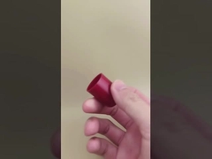 Красная пластиковая крышка для бутылок для ухода за кожей