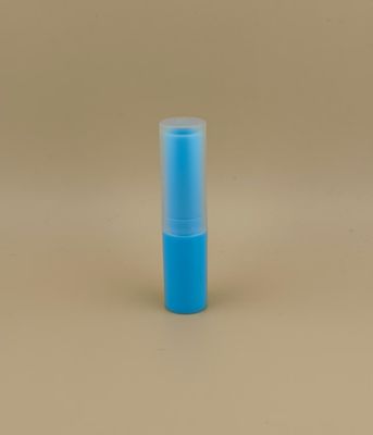 Голубая упаковка с мелким бальзамом для губ с прозрачной ребристой крышкой для помады