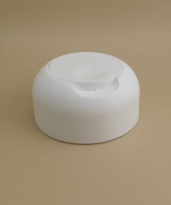 Белая пластиковая гладкая матовая крышка с нажимным механизмом для флаконов шампуня