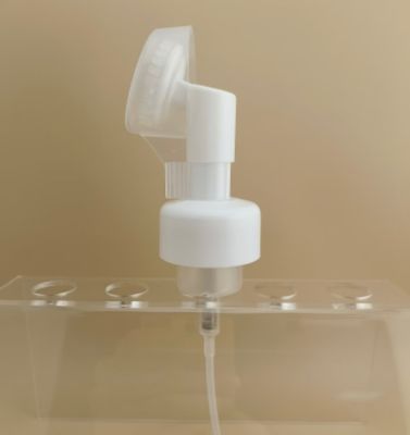 Деликатный дизайн Белый пластиковый большой пенообразующий дозатор с кисточкой для флаконов для геля для душа