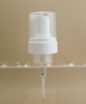 Деликатный дизайн белого пластикового большого пенообразующего дозатора для флаконов с гелем для душа