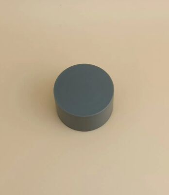 Серая пластиковая гладкая матовая крышка для косметических бутылок